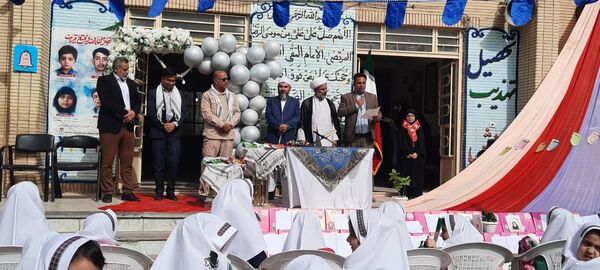 همزمان با سی و یکم شهریور ماه  زنگ شکوفه ها در مدارس باخرز به صدا درآمد