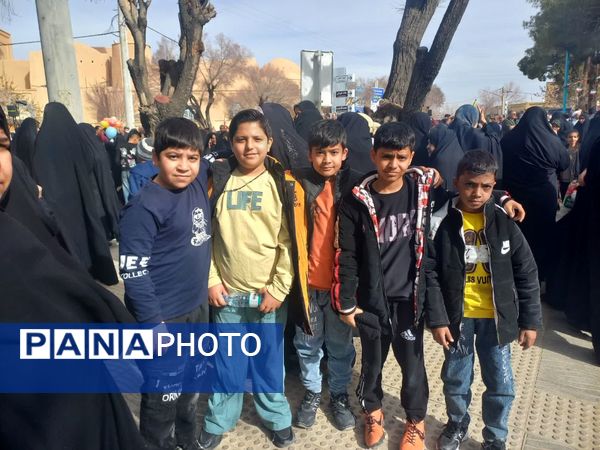حضور پرشور دانش آموزان ابرکوه در راهپیمایی ۲۲ بهمن
