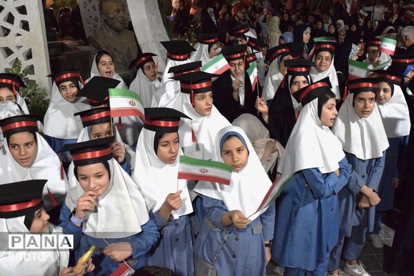 وداع با دوران ابتدایی؛ جشن فارغ‌التحصیلی ششم‌دختران «شیخ مفید» در منطقه ۱۴