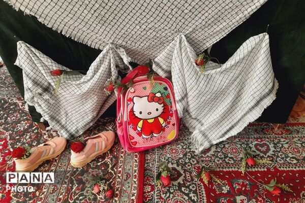 گوشه‌ای از دلدادگی در مصلای شهر قدس؛ میزی به رنگ و بوی شهدا