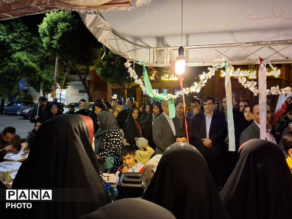 غرفه جهادی آموزش و پرورش ناحیه ۴ تبریز با حضور معلمان فعال علمی و فرهنگی، در میدان ساعت تبریز