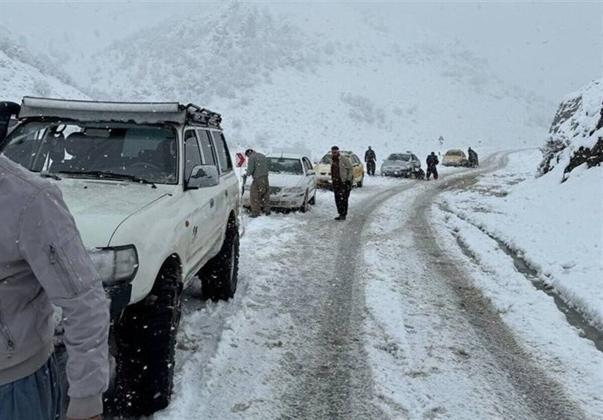 برف و باران در جاده‌های ۱۳ استان/ ۲۲ محور مواصلاتی مسدود است