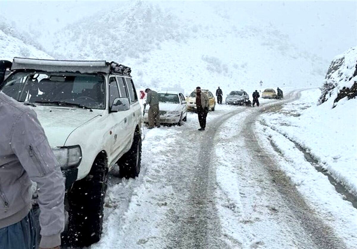 بارش برف و باران در جاده‌های ۱۳ استان