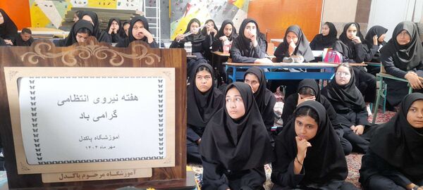  گرامیداشت هفته نیروی انتظامی در آموزشگاه مرحوم پاکدل خلیل آباد 