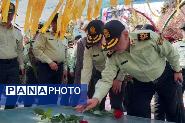 آیین گلباران قبور شهدا در آخرین روز هفته انتظامی