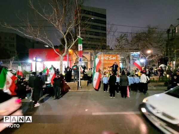 اجتماع دانش‌آموزان و فرهنگیان در هنرستان قندی