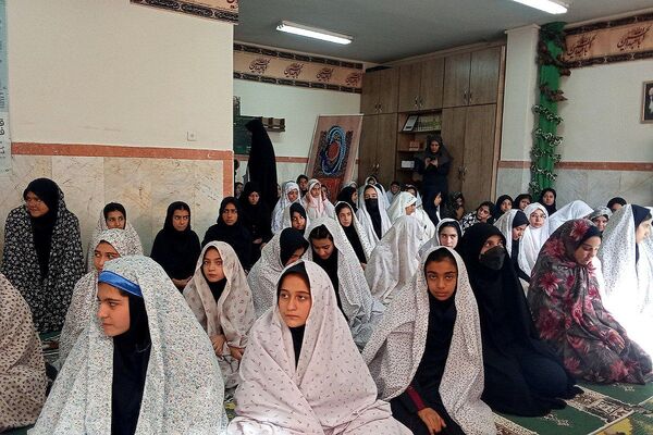 برپایی نماز جماعت مدارس کهریزک با حضور امام جمعه منطقه 
