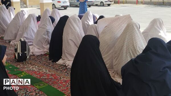 برگزاری باشکوه نماز جماعت در دبیرستان دخترانه کوثر