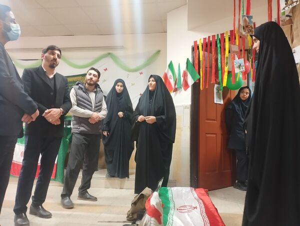 به نمایش گذاشتن گوشه ای از برکات انقلاب اسلامی در مدرسه انقلاب دبیرستان حق شناس2