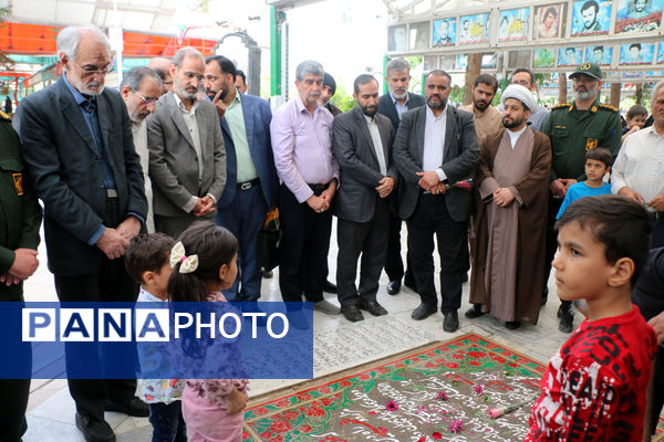 عطرافشانی مزار شهدای فرهنگی استان قم