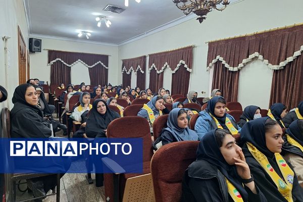 برگزاری اردوی تمشک با حضور دانش‌آموزان ناحیه یک شهرری در کانون امام خمینی(ره)