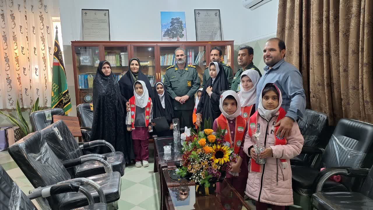 قدردانی دختران پیشتاز آموزشگاه نوریه جیرفت از پاسداران