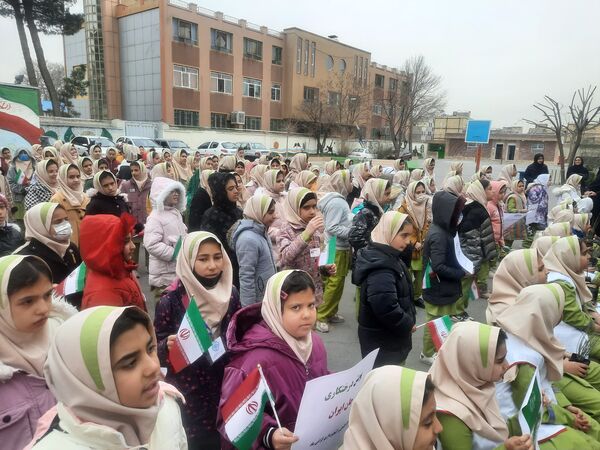 دانش‌آموزان و مسئولین شهرستان ملارد، در روز درختکاری جوانه‌های امید را به زمین هدیه دادند