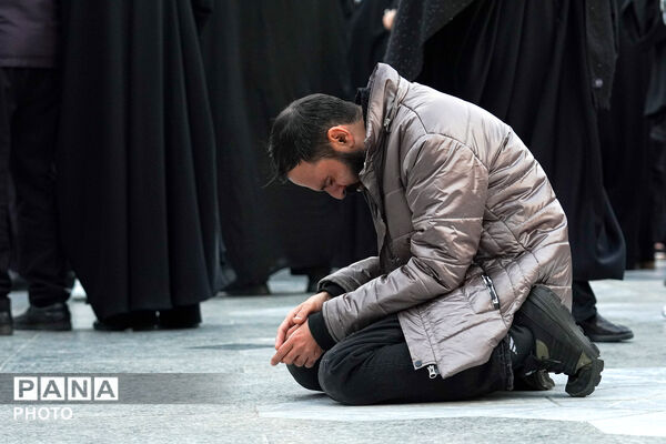 سوگ و حزن اعلام شهادت رهبر معظم انقلاب در حرم مطهر رضوی-۲