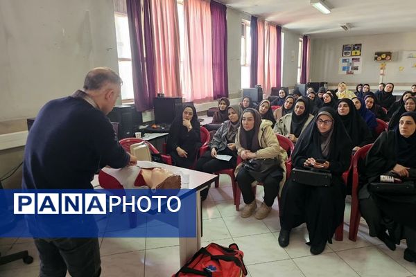 اولین دوره آموزشی کیفیت بخشی برنامه‌های سلامت و تندرستی ویژه آموزگاران پایه مدارس ابتدایی منطقه کهریزک 