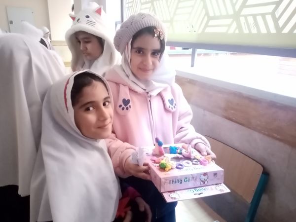 نمایشگاه دست‌سازه‌های دانش‌آموزان آموزشگاه جوادالائمه(ع) به مناسبت دهه فجر
