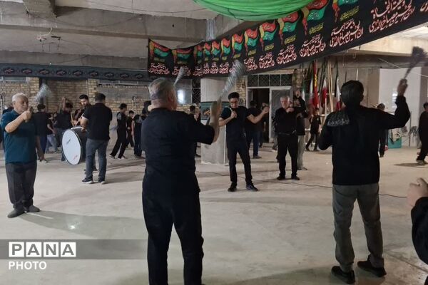 آیین زنجیرزنی نوجوانان شیرازی در عزای سیدالشهدا(ع)