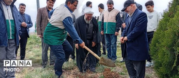  هم‌نوایی مسئولین و مردم ملایر در اهتزاز پرچم رضوی به مناسبت روز دختر