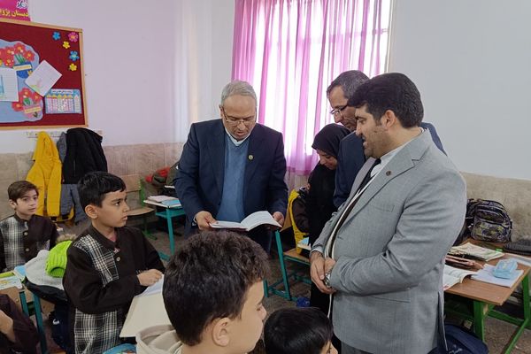 حضور سرزده مدیرکل آموزش و پرورش شهرستان‌های تهران در دبستان حافظ منطقه عباس آباد ناحیه یک شهرری