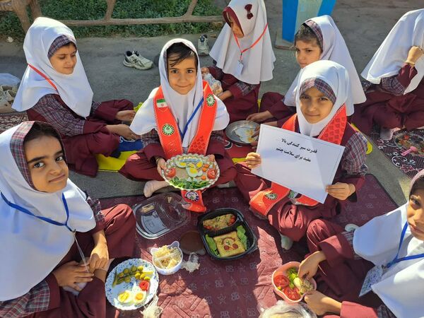 جشن روز جهانی تخم مرغ در دبستان دخترانه الزهرا یزد