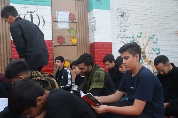 حضور پر رنگ نوجوانان در مراسم قرائت دعای زیارت عاشورا 