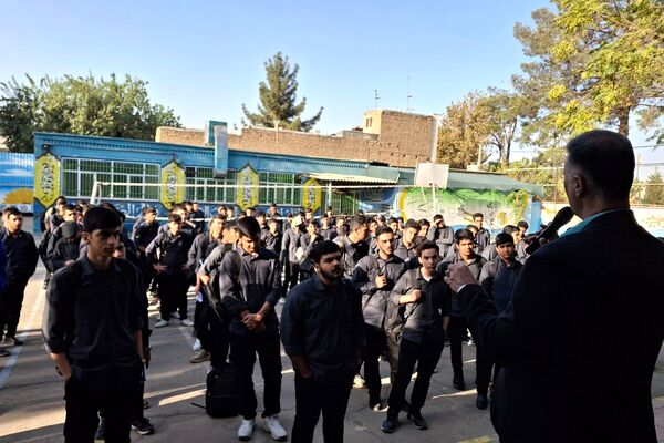 تجلیل دبیرستان شهید قمی از پدران مسئول در نیروی انتظامی و آتش‌نشانی