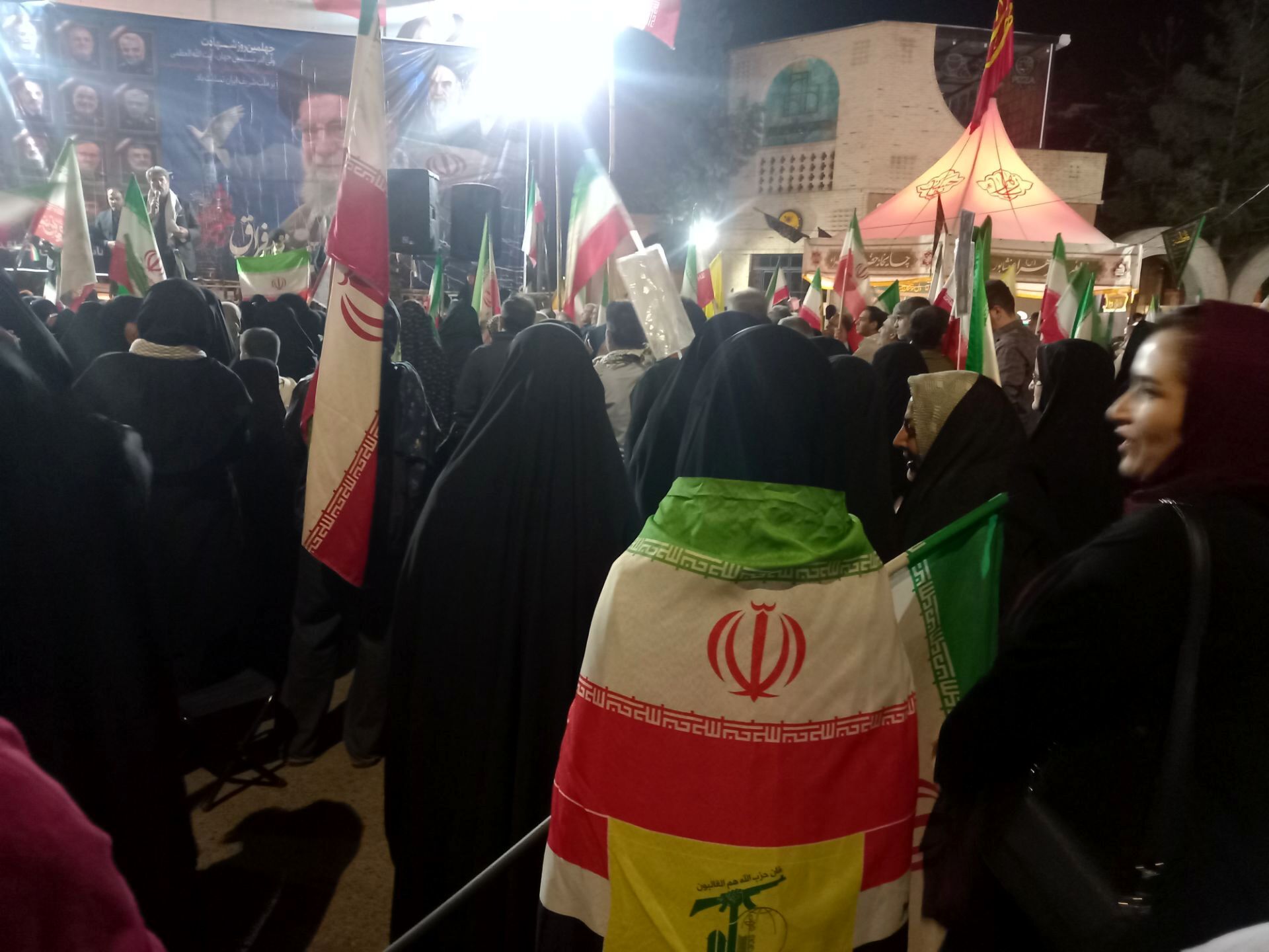 تجمع خودجوشانه مردم برای خونخواهی رهبر شهید