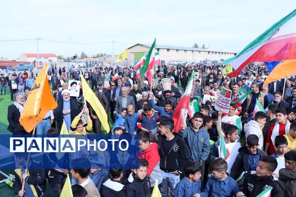 حضور پرشور دانش آموزان ابرکوه در راهپیمایی ۲۲ بهمن