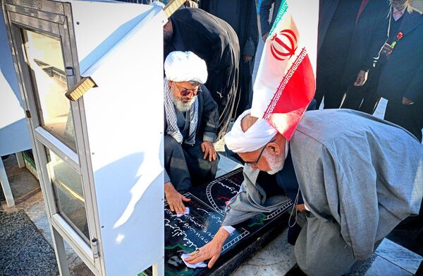 وزیر فرهنگ و ارشاد اسلامی غبار از مزار شهدای امامزاده سید حمزه کاشمر برداشت