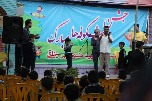 جشن شکوفه‌ها در دبستان منوچهر رزاقی ناحیه۳ مشهد