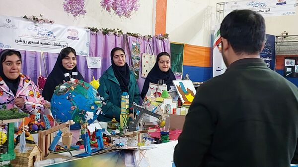 نمایشگاه هفته پژوهش در دبیرستان احمدی روشن شهرستان فردیس