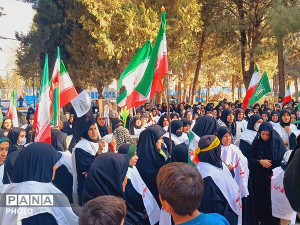 همایش بانوان کفن‌پوش لردگانی؛ جلوه‌ای از وفاداری و بیعت با امام امت