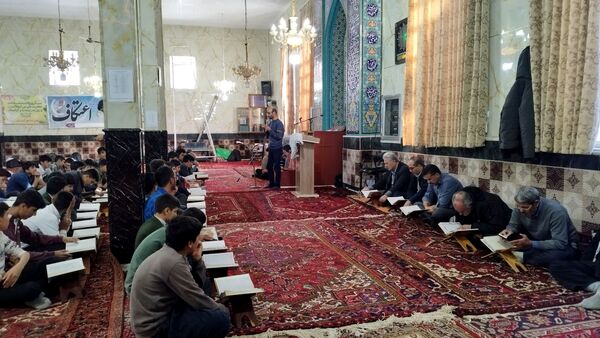 اعتکاف دانش‌آموزان روستای گونبرف در برف یک متری