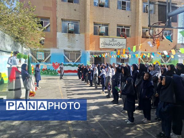 نور امید در دل آتش تجلیل از قهرمانان مدرسه مهندس رحمانی فرد در روز آتش‌نشان