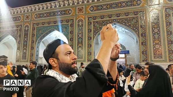 حرم مطهر رضوی در شب میلاد پیامبر رحمت (ص) غرق در نور و شادی شد