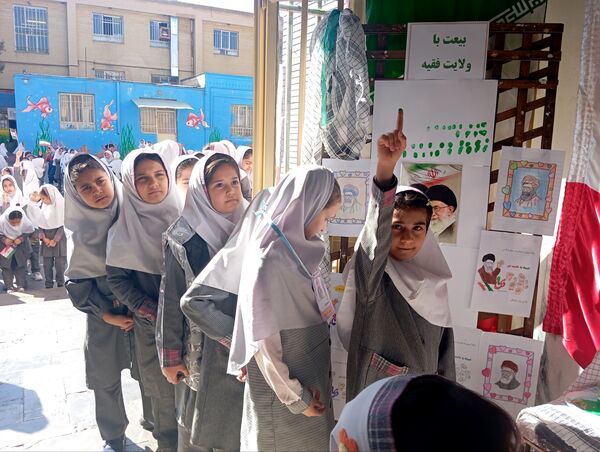 گرامیداشت حماسه ۹ دی ماه در دبستان دخترانه نرجس یک 