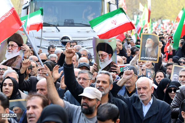 تشییع پیکر شهیدان لاریجانی، سلیمانی و شهدای ناوشکن دنا - 3