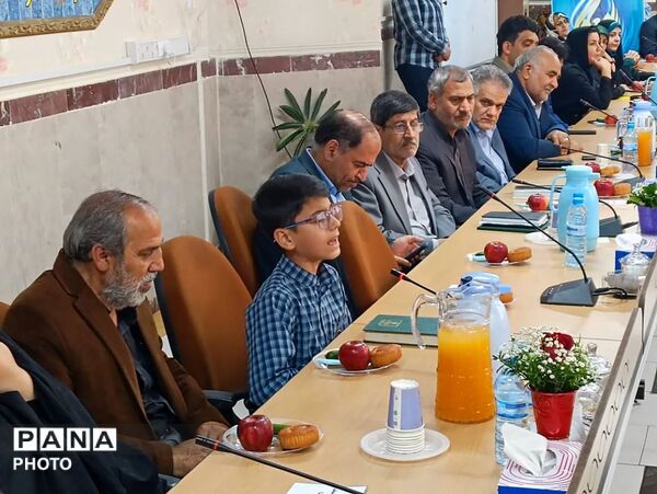 تجلیل از معلمان نمونه شهرستان قدس با حضور فرماندار و خانواده معظم شهدا