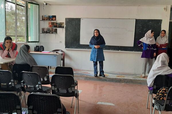 بازدید دانش‌آموزان پایه نهم آموزشگاه دخترانه پاکان،ملارد از هنرستان‌های طوبی، کبری زرگران و نور