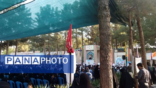 غبارروبی مزار شهدا توسط مسئولین شهرستان نیشابور انجام شد 