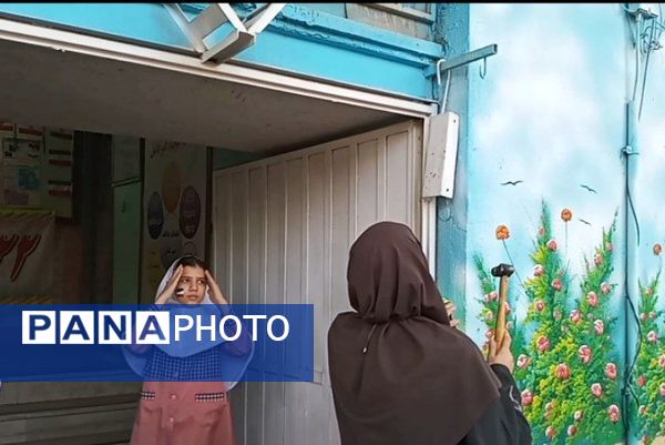 جشن انقلاب در دبستان لاله‌های انقلاب 