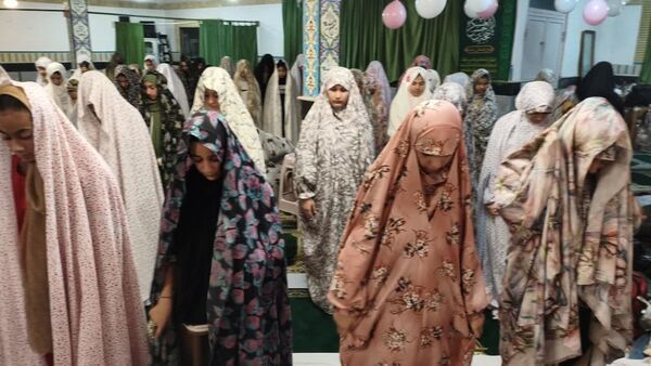 نوجوانان دختر در اعتکاف؛ لحظاتی سرشار از نماز و معنویت