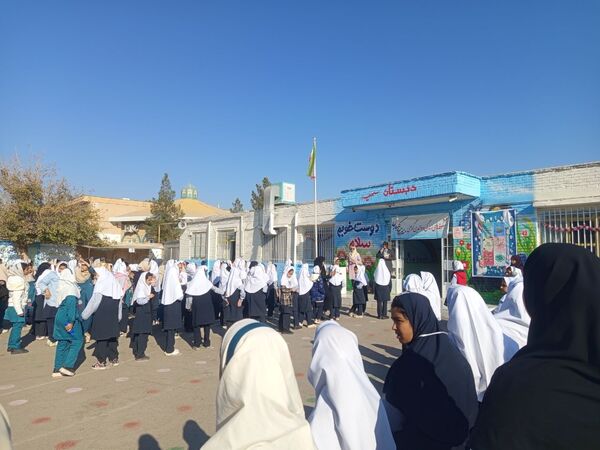 بازارچه کتاب در دبستان سمیه