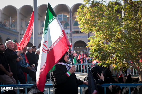 اقامه نماز بر پیکر مطهر رهبر شهید انقلاب و شهدای خانواده ایشان-2