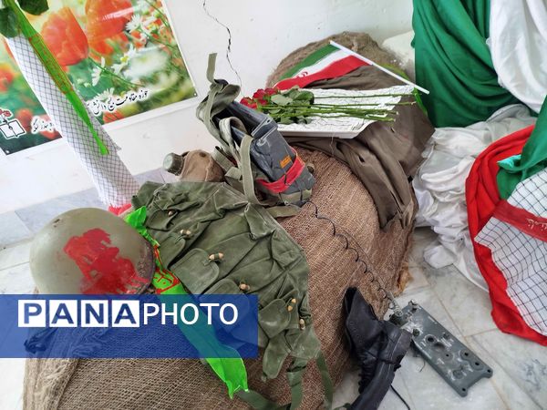 نواختن زنگ مهر و ایثار و ادای احترام به یادمان شهدا در بندر لنگه 