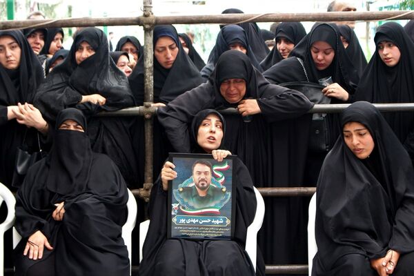 جلوه‌های حزن و خشم در مراسم تشییع شهدا