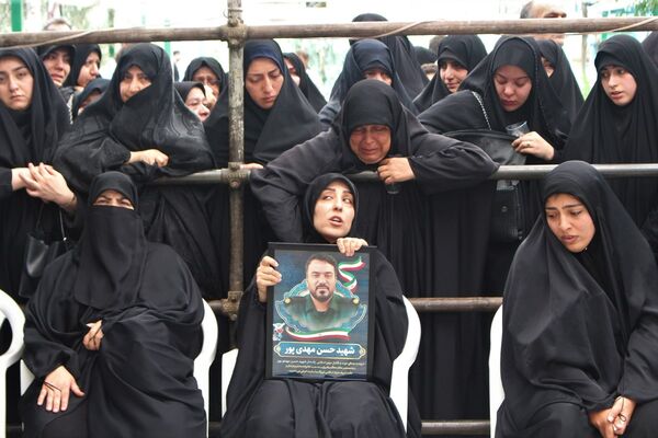 جلوه‌های حزن و خشم در مراسم تشییع شهدا