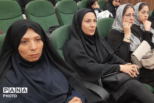  کارگاه تفکر دیزاین در تولید اکسسوری چرمی با حضور هنرجویان و هنرآموزان هنرستان‌های ملارد