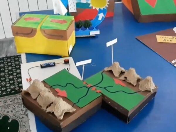 نمایشگاه دست سازه های دانش آموزان دبیرستان بهار آزادی