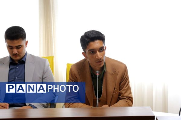 نشست مدیرکل آموزش و پرورش آذربایجان شرقی با نمایندگان مجلس دانش‌آموزی